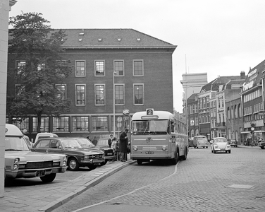 855099 Afbeelding van een autobus van stadsbuslijn 2 naar Kanaleneiland, op een halte aan de Ganzenmarkt te Utrecht. Op ...